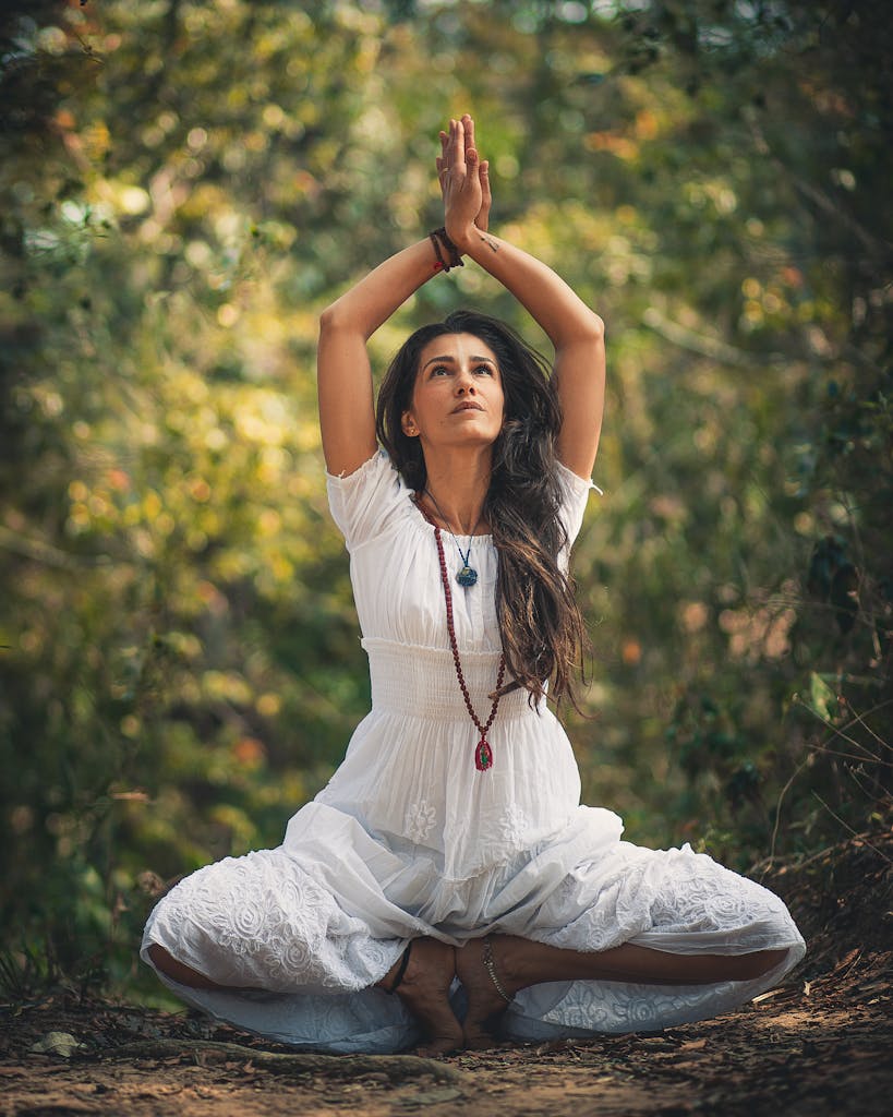 woman-squatting-on-ground-while-raising-both-hands-2035066-819x1024 modul-gesundheit-energie-arbeitsalltag